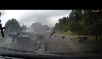 Los pasajeros de un Lada salen volando tras un choque frontal