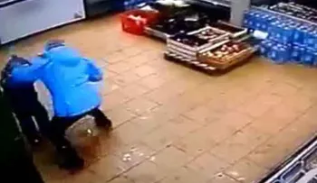 Escalofriante: Mujer golpea a su hijo por no poder retirar dinero del cajero (VIDEO)