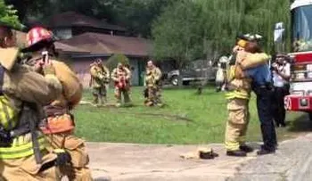 Video: Bombero finge fuego para proponer matrimonio a su novia