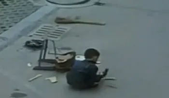 Carro les pasó por encima y se salva