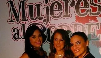 Mujeres al borde va a la radio