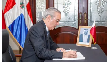 Abinader firma libro de condolencias por Emir Padre de Catar