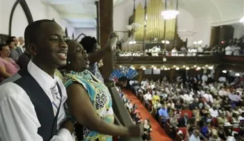 Iglesia de Charleston realiza primer servicio tras matanza 