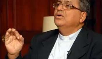 Danilo Medina congratula a monseñor Ramón Benito Ángeles