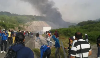 Enfrentamiento entre estudiantes y policías previo al aniversario de Ayotzinapa