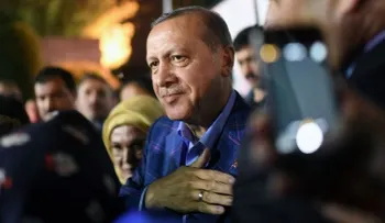 Trump felicita a Erdogan por su victoria en controvertido referendo