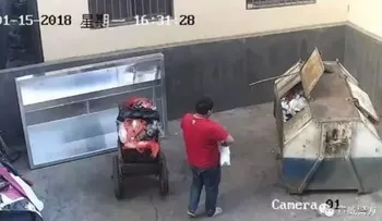 Un hombre arroja su bebé a un contenedor de basura
