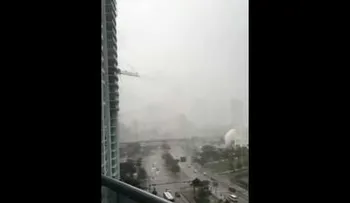 Una lluvia de muebles cae sobre Miami (VIDEO 1)