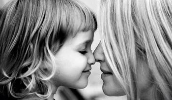 Madre e hija, cómo el vinculo que las une puede también distanciarlas
