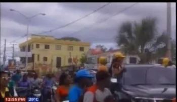 Félix Bautista celebra triunfo por calles de San Juan