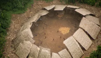 Extraordinarias imágenes de una tribu amazónica no contactada que podría ser aniquilada