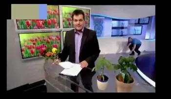 Video: Un trabajador de TV se lanza al suelo a lo 'Misión Imposible' para no aparecer al aire