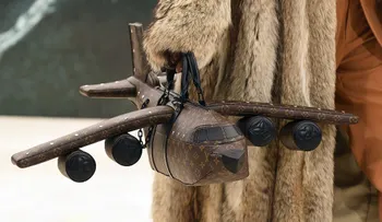 Louis Vuitton lanza un bolso con forma de avión por 39.000 de dólares y la Red estalla