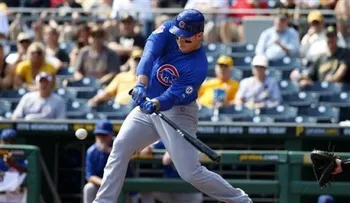 Rizzo dispara jonrón y Cachorros se acercan a Piratas