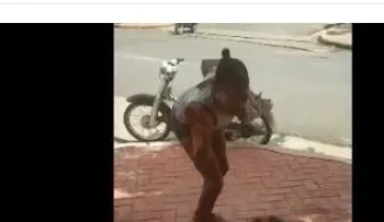 Mujer golpea a su hija por tumbar una motocicleta