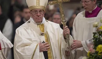 El papa advierte contra "salvadores" de un mundo en crisis