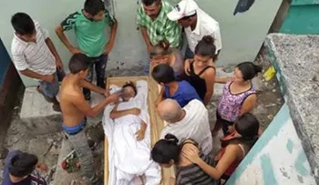 Joven que habría sido enterrada viva, rompe vidrio del ataud y luego muere