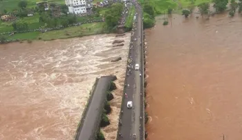 Colapsa un puente en India; 22 personas están desaparecidas