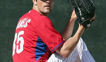 Cole Hamels y relevistas lanzan juego sin hit ante Atlanta