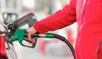 Aumento de 9 y 5 pesos en gasolinas y gasoil genera rechazo y críticas al Gobierno
