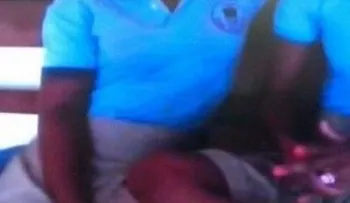 Mujer fue a liceo y le entra a galletas a estudiante que había discutido con su hija