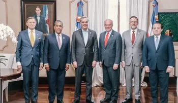 Presidente Luis Abinader recibe visita del senador estadounidense por el estado de Virginia, Tim Kaime