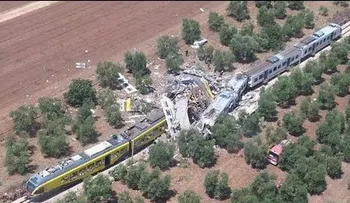 Al menos 20 muertos por choque de dos trenes (VIDEO)