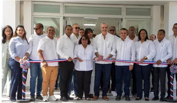 Abinader entrega hospital en Barahona
