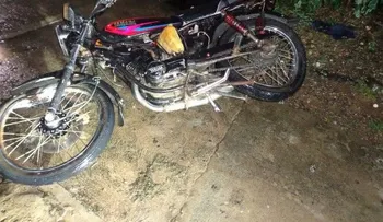 Motorista queda encima de carro tras accidente