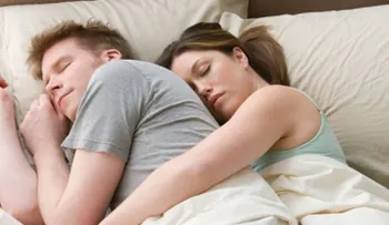 ¿Por qué deberías acostarte siempre a la vez que tu pareja?