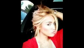 Cantante Miley Cyrus no suelta su móvil