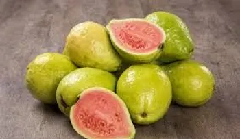 La guayaba aporta seis veces más vitamina C que la naranja. Esto puedes ayudarte en tiempo de coronavirus