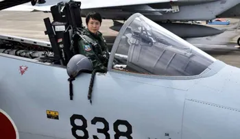 Teniente de 26 años se convierte en la primera mujer piloto de cazas de Japón