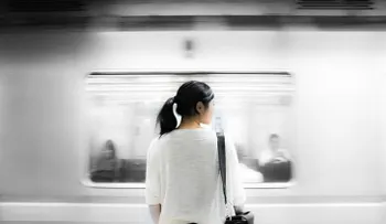 Mujer decide casarse con estación de tren y tiene sexo con ella
