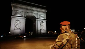 El momento del tiroteo entre los policías franceses y el terrorista de ISIS