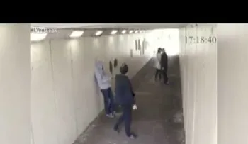  Novio rabioso noquea a dos sujetos que acosaron a su novia (VIDEO)