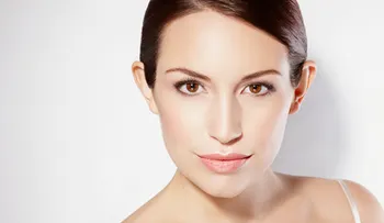 ¿Es posible eliminar manchas y lunares en el rostro?