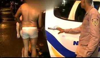 Arrestan pareja que se bañaba semi-desnudos en medio del huracán María