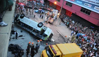 7 personas mueren al caer autobús de un puente 