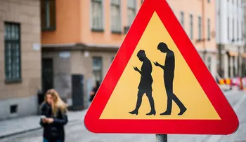 Una ciudad alemana instala semáforos en el suelo para peatones que no quitan ojo al celular