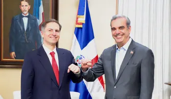 Presidente Abinader recibe al vicepresidente del BM, Carlos Felipe Jaramillo; con quien intercambia temas de interés común