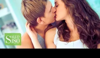 Entérate de los efectos de un beso en la lengua
