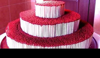 Esto pasa si prendes una torta de 7.000 fósforos