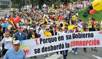 Miles de manifestantes protestan contra el gobierno de Santos