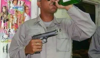 La Policía no ha identificado como agente hombre de foto tomando cerveza con pistola