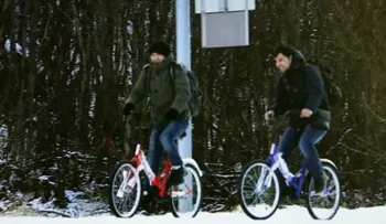 Refugiados de Medio Oriente pedalean hacia su salvación en el Ártico