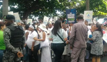 Comisión LGBT hace manifestación cerca donde se celebra asamblea OEA