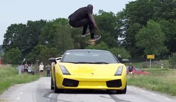 Video: Hombre salta sobre Lamborghini a 130 km/h