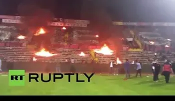 Turquía: fanáticos de fútbol incendian su propio estadio (VIDEO)