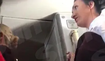 Una línea aérea pone en "lista negra" a una mujer que descubrió teniendo sexo en el baño del avión